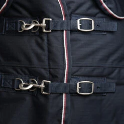 Deken Kingsland Classic Met Hals 400gr Donkerblauw 7 Deken Kingsland Classic Met Hals 400gr Donkerblauw -Paardenbenodigdheden Winkel deken kingsland classic met hals 400gr donkerblauw 1500x1500 119136