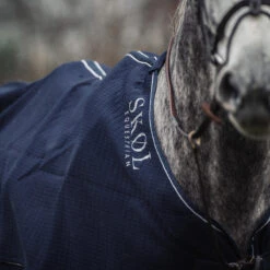 Deken SKØL Cooler Ebba Donkerblauw 9 Deken SKØL Cooler Ebba Donkerblauw -Paardenbenodigdheden Winkel deken skol cooler ebba donkerblauw 1500x1500 130221