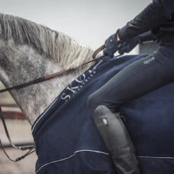 Deken SKØL Cooler Ebba Donkerblauw 10 Deken SKØL Cooler Ebba Donkerblauw -Paardenbenodigdheden Winkel deken skol cooler ebba donkerblauw 1500x1500 130222