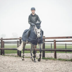 Deken SKØL Cooler Ebba Donkerblauw 11 Deken SKØL Cooler Ebba Donkerblauw -Paardenbenodigdheden Winkel deken skol cooler ebba donkerblauw 1500x1500 130223