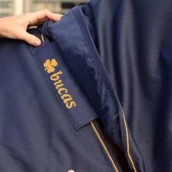 Halsstuk Bucas Irish Turnout Combi 50gr Donkerblauw-goud 12 Halsstuk Bucas Irish Turnout Combi 50gr Donkerblauw-goud -Paardenbenodigdheden Winkel halsstuk bucas irish turnout combi 50gr donkerblauw goud 1500x1500 112063