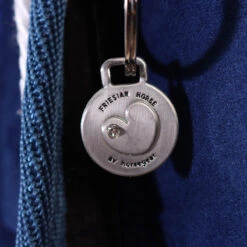 Staldeken Friesian Horse By Horsegear 160gr Donkerblauw 12 Staldeken Friesian Horse By Horsegear 160gr Donkerblauw -Paardenbenodigdheden Winkel staldeken friesian horse by horsegear 160gr donkerblauw 1500x1500 173336