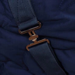 Staldeken Friesian Horse By Horsegear 160gr Donkerblauw 13 Staldeken Friesian Horse By Horsegear 160gr Donkerblauw -Paardenbenodigdheden Winkel staldeken friesian horse by horsegear 160gr donkerblauw 1500x1500 173337
