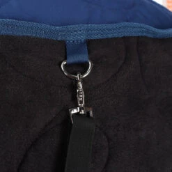 Staldeken Friesian Horse By Horsegear 160gr Donkerblauw 15 Staldeken Friesian Horse By Horsegear 160gr Donkerblauw -Paardenbenodigdheden Winkel staldeken friesian horse by horsegear 160gr donkerblauw 1500x1500 173349