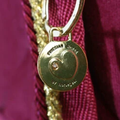 Staldeken Friesian Horse By Horsegear 160gr Donkerrood 14 Staldeken Friesian Horse By Horsegear 160gr Donkerrood -Paardenbenodigdheden Winkel staldeken friesian horse by horsegear 160gr donkerrood 1500x1500 173355