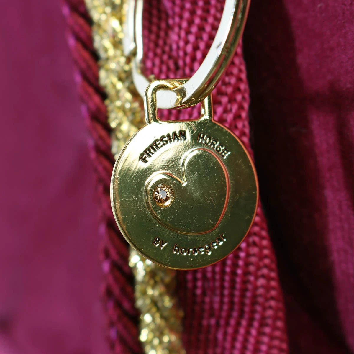 Staldeken Friesian Horse By Horsegear 160gr Donkerrood 7 Staldeken Friesian Horse By Horsegear 160gr Donkerrood - Afbeelding 5