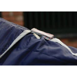 Staldeken WeatherBeeta ComFiTec 210D Channel 110gr Donkerblauw-zilver 6 Staldeken WeatherBeeta ComFiTec 210D Channel 110gr Donkerblauw-zilver -Paardenbenodigdheden Winkel staldeken weatherbeeta comfitec 210d channel 110gr donkerblauw zilver 1500x1500 134720