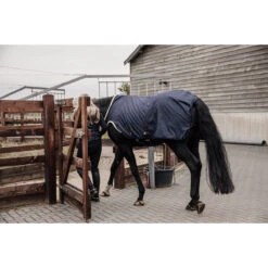 Stapmolendeken Kentucky 160gr Waterdicht Donkerblauw 14 Stapmolendeken Kentucky 160gr Waterdicht Donkerblauw -Paardenbenodigdheden Winkel stapmolendeken kentucky 160gr waterdicht donkerblauw 1500x1500 139845
