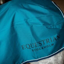 Uitrijdeken Equestrian Stockholm Aurora Blues Darkturquoise 12 Uitrijdeken Equestrian Stockholm Aurora Blues Darkturquoise -Paardenbenodigdheden Winkel uitrijdeken equestrian stockholm aurora blues darkturquoise 1500x1500 166082