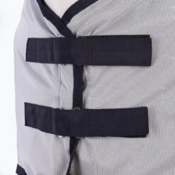 Vliegendeken Epplejeck Lichtblauw 8 Vliegendeken Epplejeck Lichtblauw -Paardenbenodigdheden Winkel vliegendeken epplejeck lichtblauw 1500x1500 164543