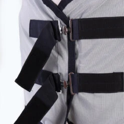 Vliegendeken Epplejeck Lichtblauw 9 Vliegendeken Epplejeck Lichtblauw -Paardenbenodigdheden Winkel vliegendeken epplejeck lichtblauw 1500x1500 164544