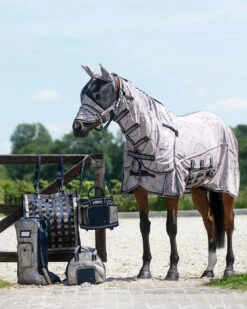 Vliegendeken QHP Collection Combo Met Hals En Masker Donkerblauw-beige 9 Vliegendeken QHP Collection Combo Met Hals En Masker Donkerblauw-beige -Paardenbenodigdheden Winkel vliegendeken qhp collection combo met hals en masker donkerblauw beige 1500x1500 175275