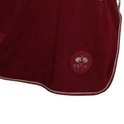 Zweetdeken SKØL Per Rood -Paardenbenodigdheden Winkel zweetdeken skol per rood 1500x1500 130258